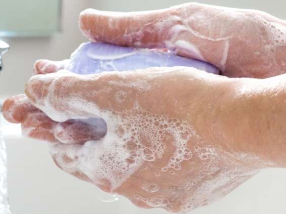 USA zakazuje mydeł antybakteryjnych, a Wielka Brytania - kosmetyków z mikrogranulkami 