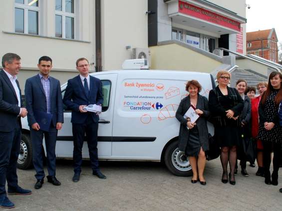 Carrefour przekazał ciężarówkę-chłodnię Bankowi Żywności w Olsztynie 