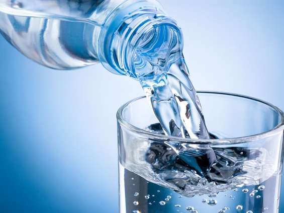 Woda zamiast słodkich napojów dla dzieci? Da się zrobić 
