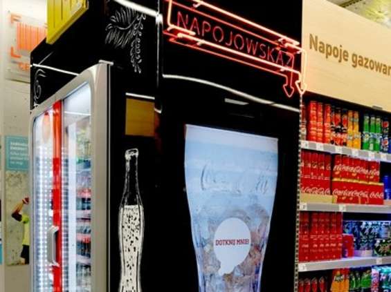 Coca-Cola wprowadza do sklepów Carrefour "Napojowskazy" 