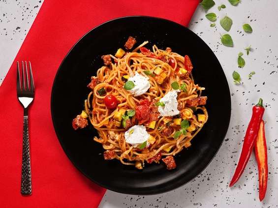Spaghetti z kiełbasą pepperoni i ricottą 