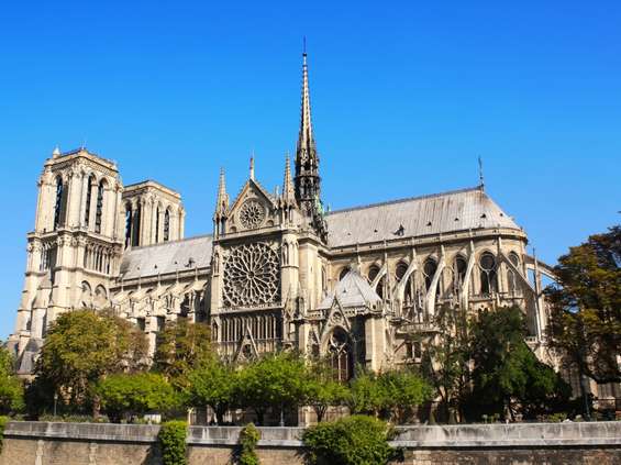 Przedsiębiorcy zrzucają się na odbudowę Notre Dame 