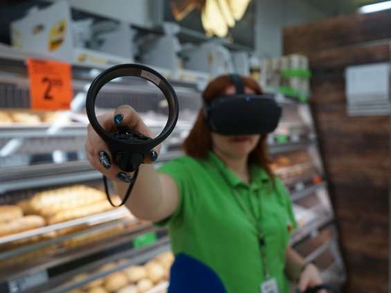 Pracownicy w Biedronce wchodzą w wirtualną rzeczywistość 