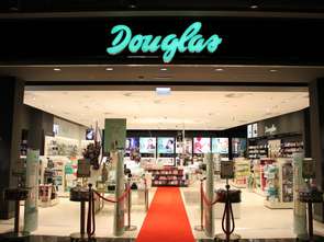 Douglas podnosi standard zakupów online