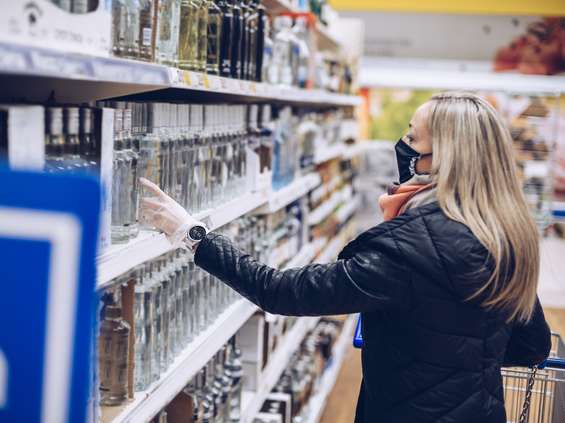 W pandemii Polacy kupują więcej alkoholu 