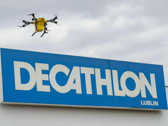 Pierwszy taki test: dron dostarczył paczkę z Decathlonu do klienta 