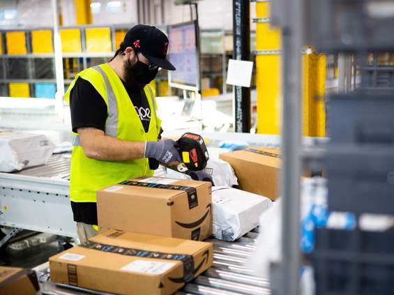 Amazon hojny dla pracowników: pensje idą w górę 