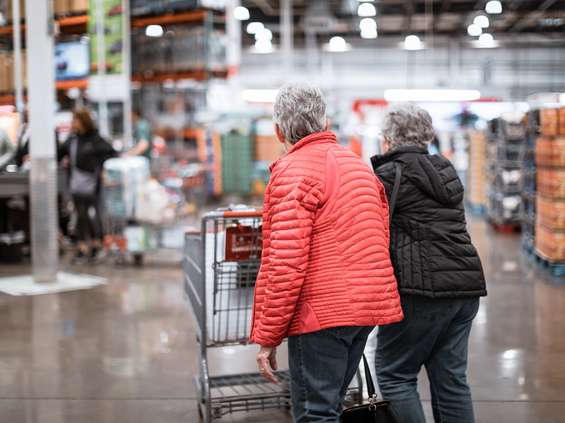 Rosną długi emerytów: dobijają ich m.in. ceny żywności 