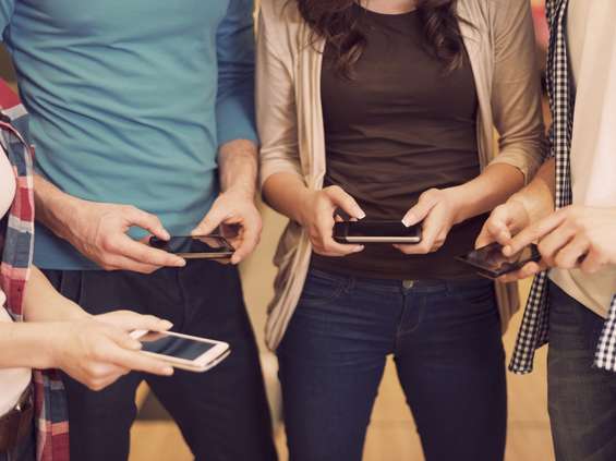 Gemius: Młodzi kupują przez smartfona i stawiają na InPost [BADANIE] 